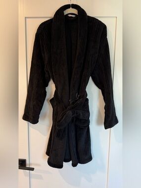 Like New La Vie En Rose Black Tonal Striped Plush Wrap Bath Robe (M/L)